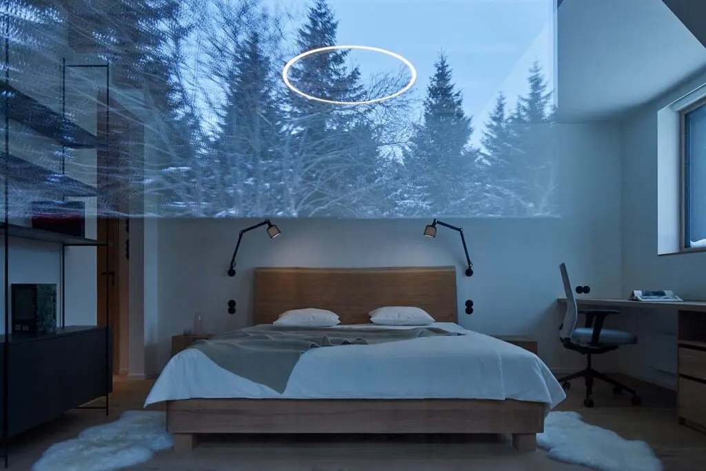 Una casa en la nieve con un diseño en armonía con la arquitectura local