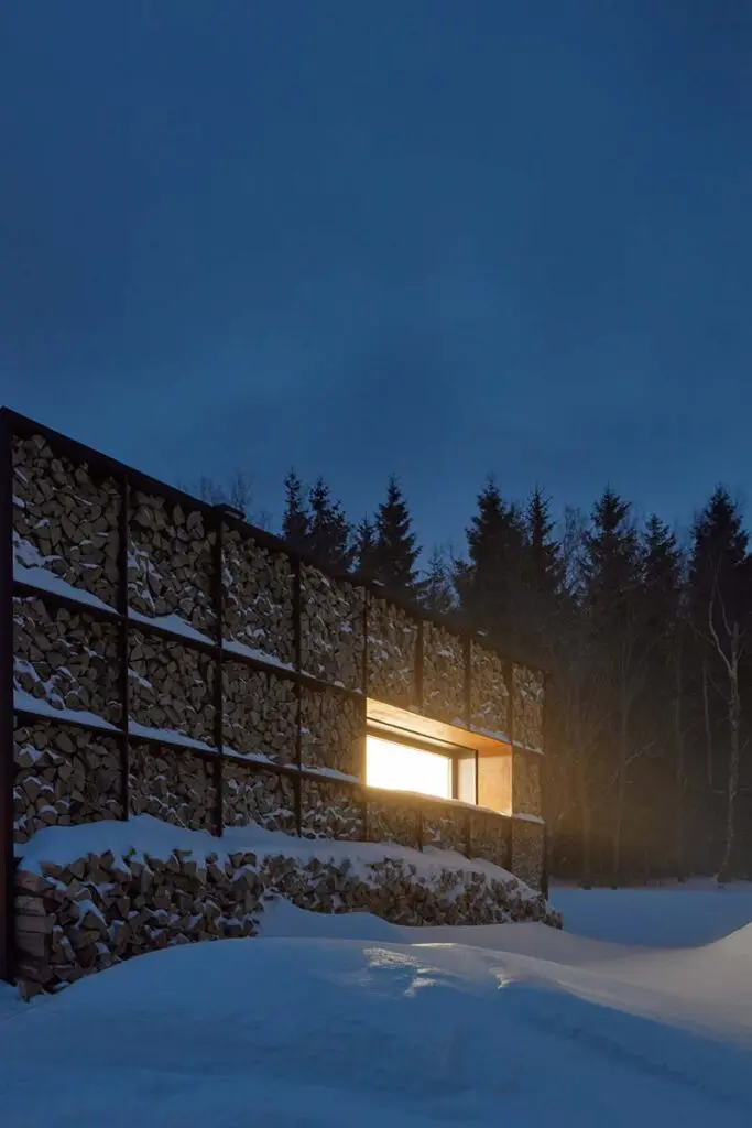 Una casa en la nieve con un diseño en armonía con la arquitectura local
