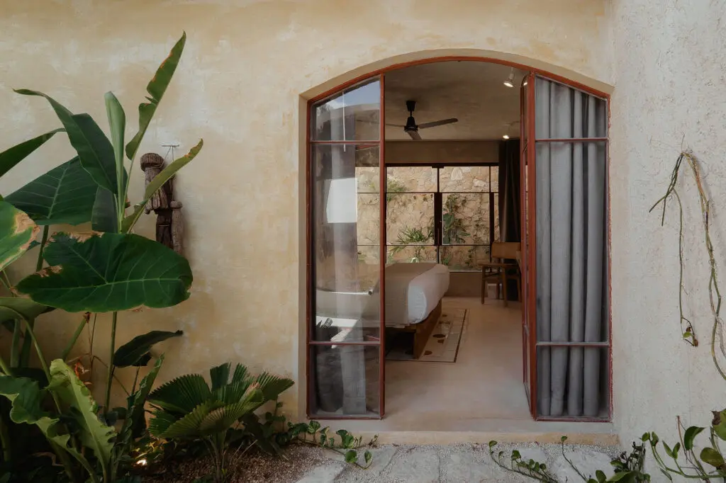 Una silenciosa casa en méxico, restaurada desde el respeto y la memoria