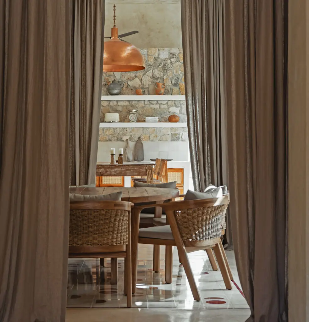 Una silenciosa casa en méxico, restaurada desde el respeto y la memoria