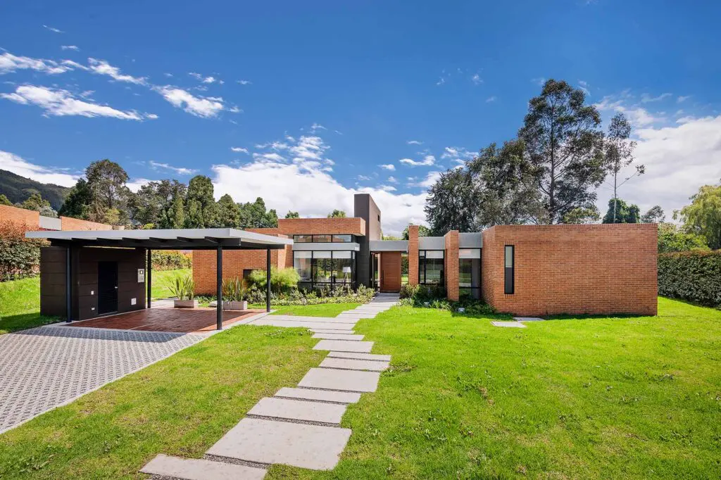 Diálogo fluido y muebles personalizados en esta casa en sopó