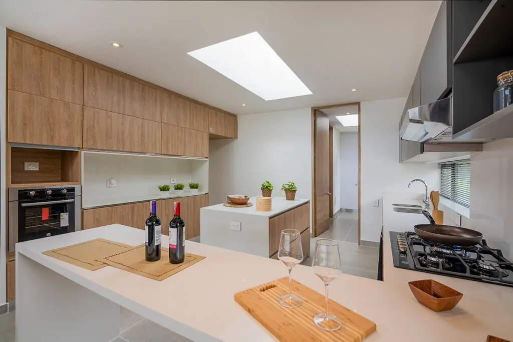 Diálogo fluido y muebles personalizados en esta casa en sopó