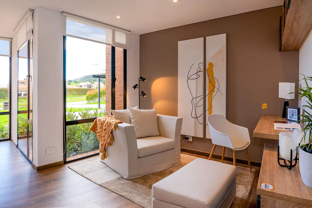 Diálogo fluido y muebles personalizados en esta casa en sopó