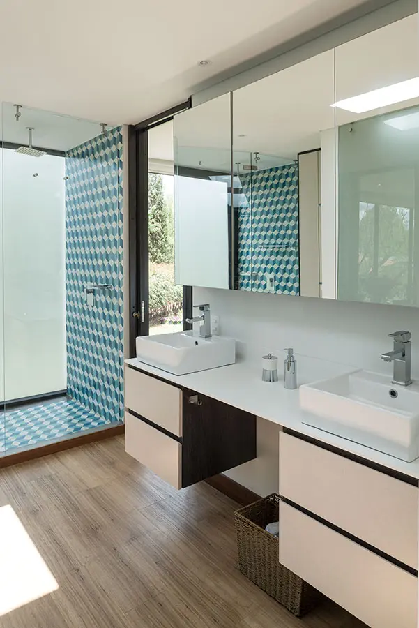 Conozca la casa en la sabana de bogotá de reminiscencia modernista