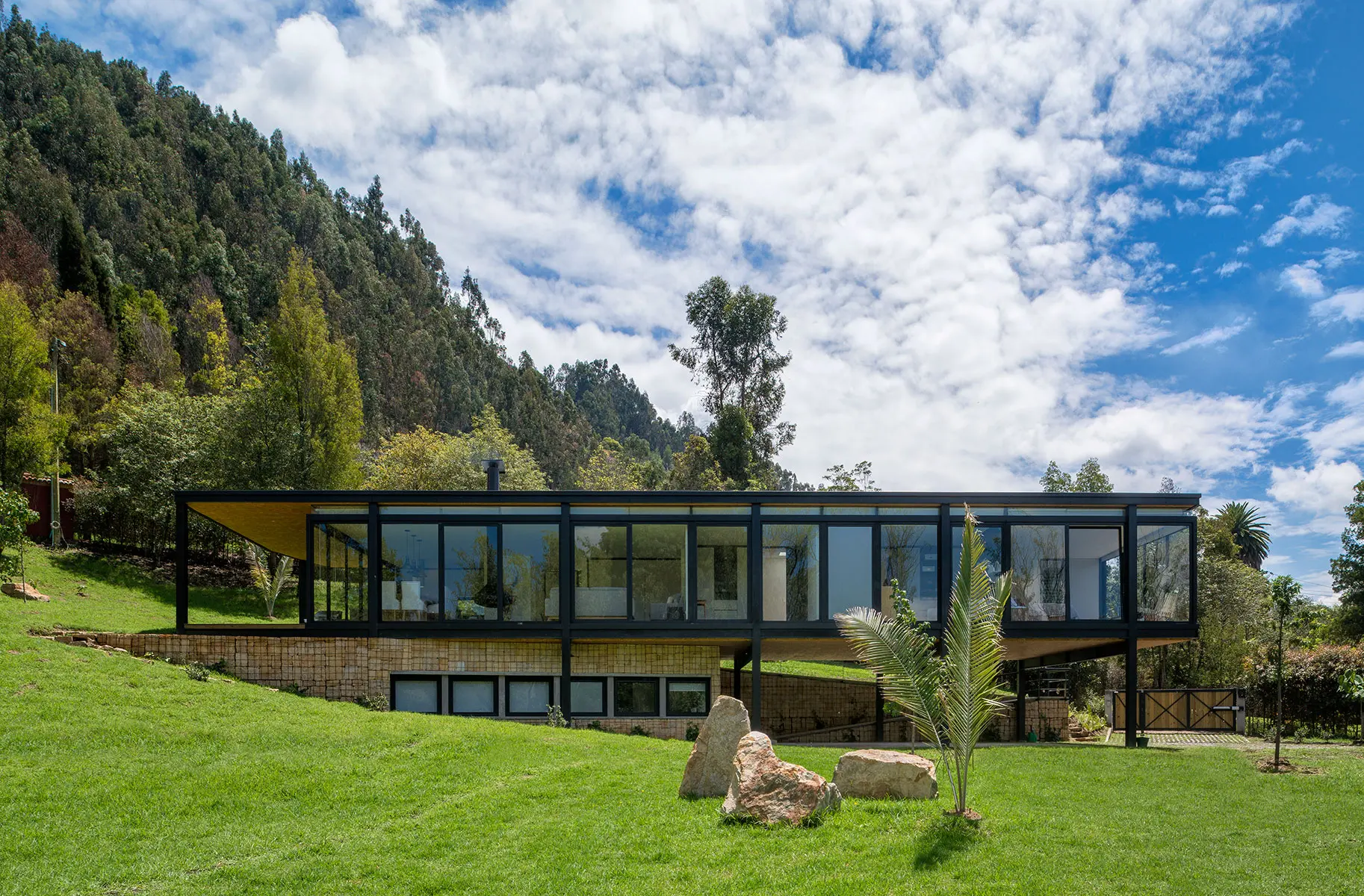 Conozca la casa en la sabana de bogotá de reminiscencia modernista