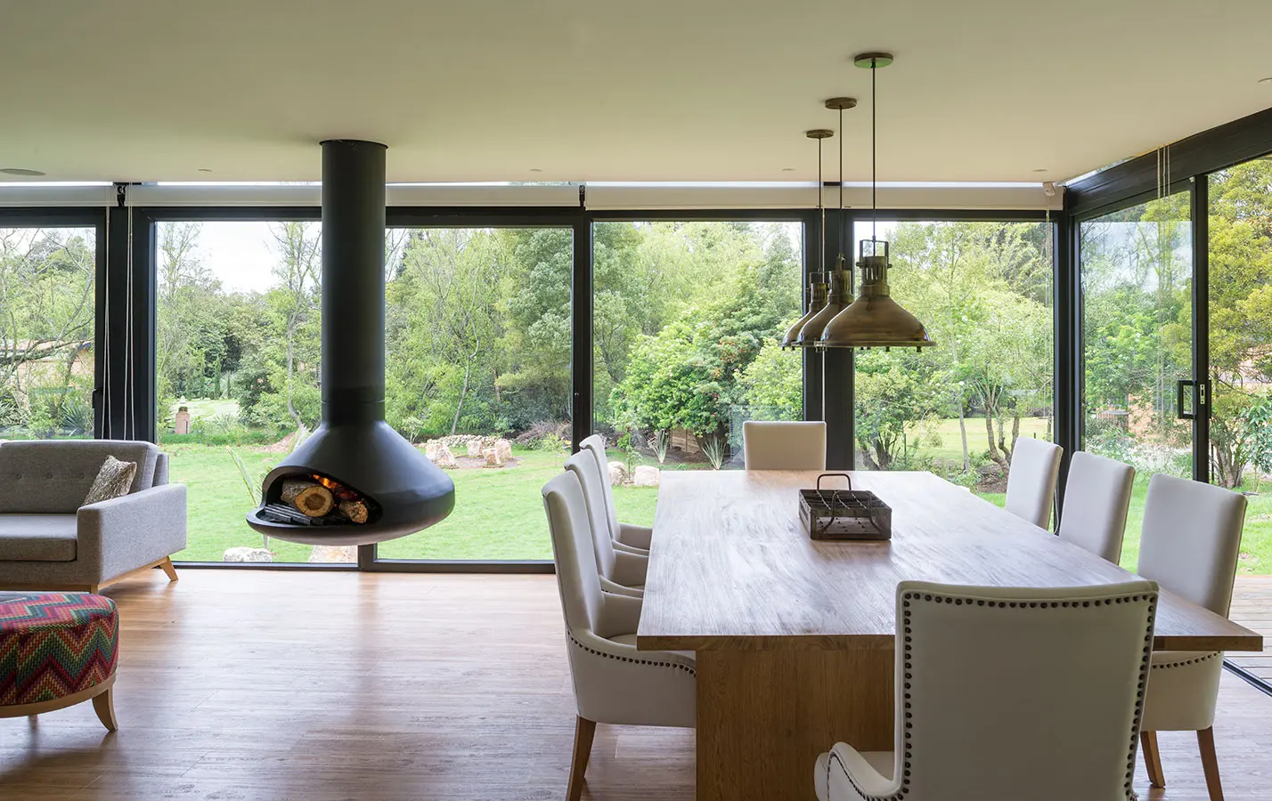 Conozca la casa en la sabana de bogotá de reminiscencia modernista