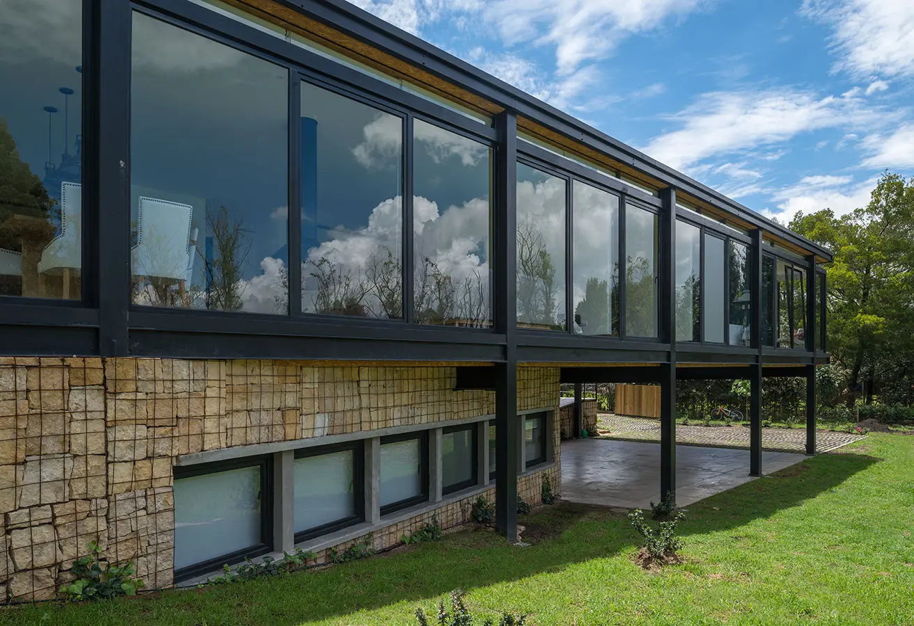 Conozca la casa en la sabana de bogotá de reminiscencia modernista