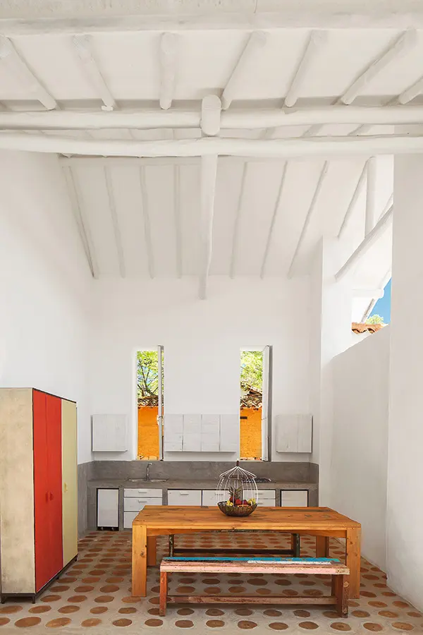 Una casa de muros blancos y piedras: arquitectura en barichara, santander Una casa de muros blancos y piedras: arquitectura en barichara, santander