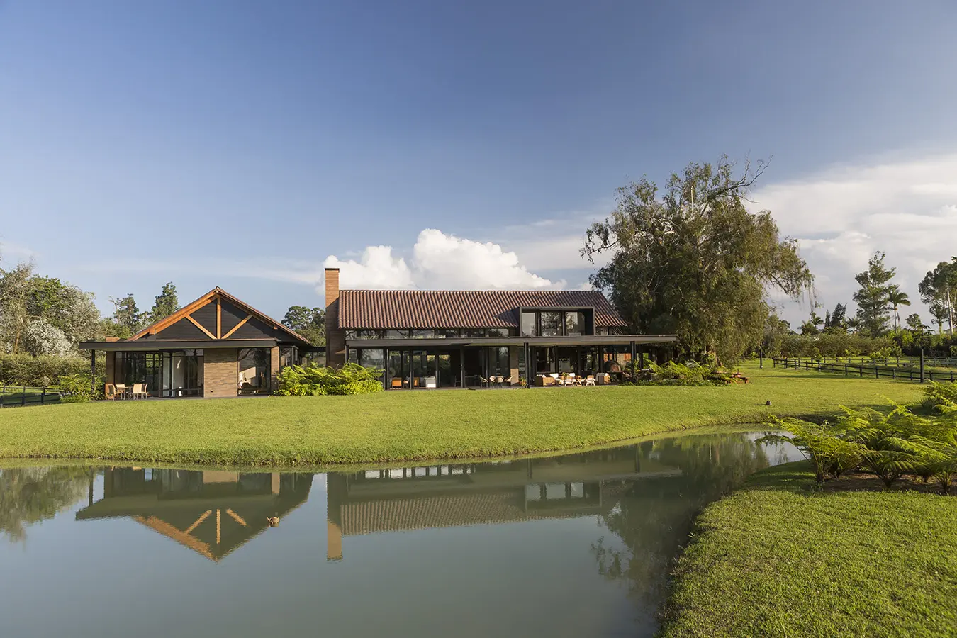 Una vivienda campestre tradicional colombiana en llanogrande, antioquia Una vivienda campestre tradicional colombiana en llanogrande, antioquia