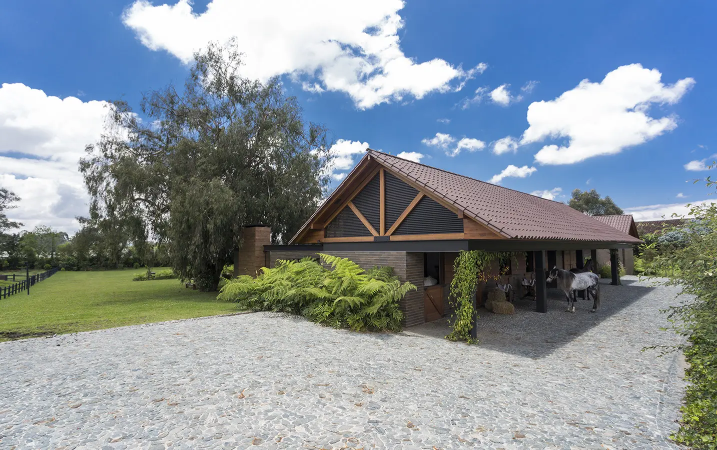 Una vivienda campestre tradicional colombiana en llanogrande, antioquia Una vivienda campestre tradicional colombiana en llanogrande, antioquia