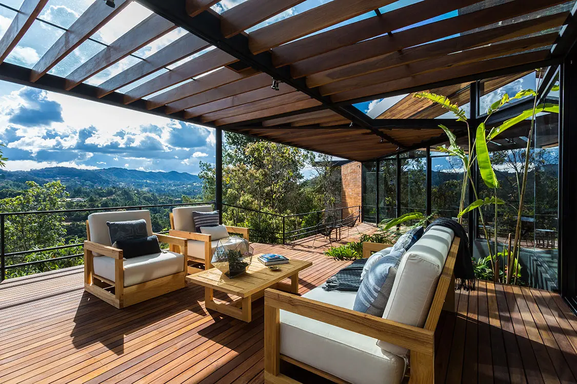 Una casa de campo que se posa sobre una montaña a las afueras de medellín