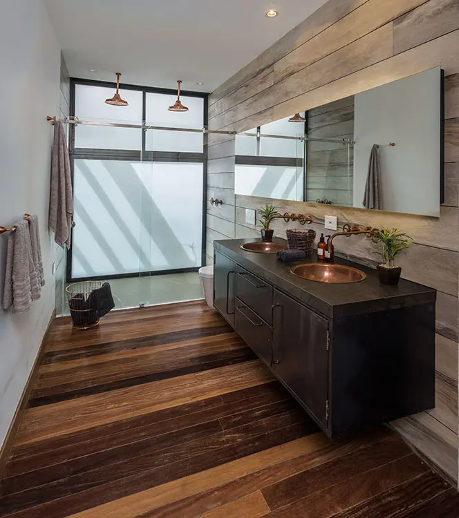 Una casa de campo que se posa sobre una montaña a las afueras de medellín