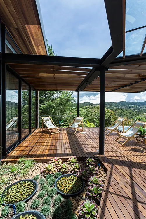 Una casa de campo que se posa sobre una montaña a las afueras de medellín