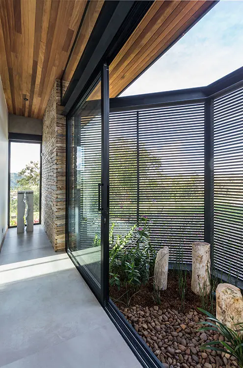 Una casa de campo que se posa sobre una montaña a las afueras de medellín