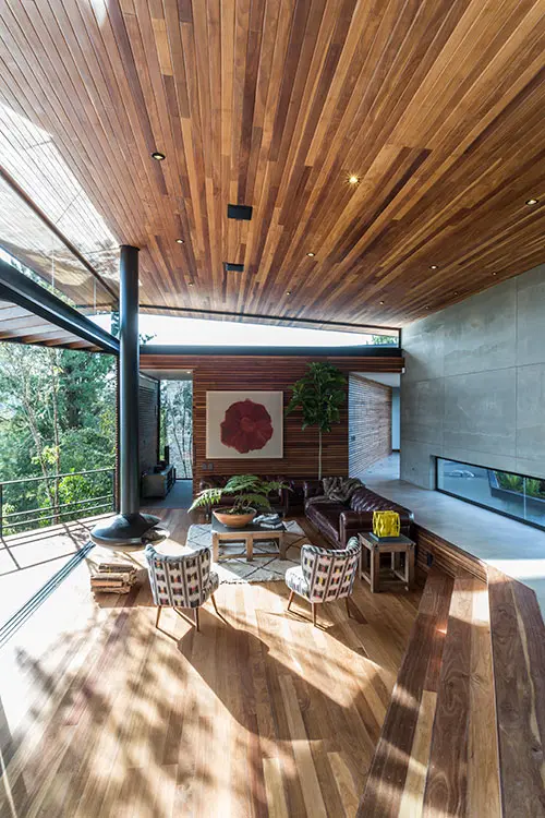 Una casa de campo que se posa sobre una montaña a las afueras de medellín