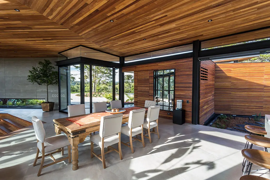 Una casa de campo que se posa sobre una montaña a las afueras de medellín