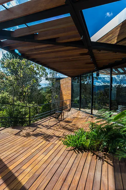 Una casa de campo que se posa sobre una montaña a las afueras de medellín