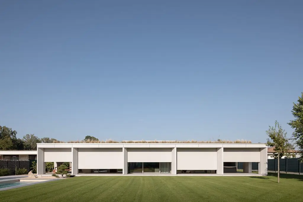 El diseño de esta casa tiene como objetivo abrazar la vida en cada espacio El diseño de esta casa tiene como objetivo abrazar la vida en cada espacio