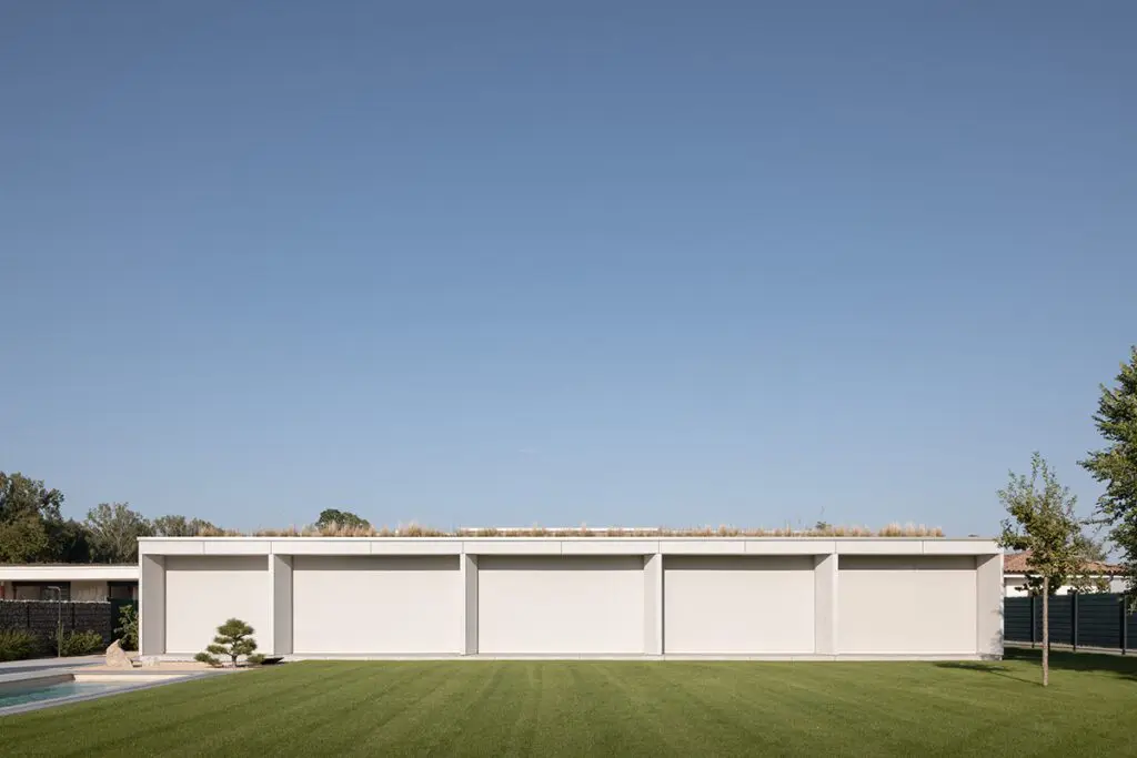 El diseño de esta casa tiene como objetivo abrazar la vida en cada espacio El diseño de esta casa tiene como objetivo abrazar la vida en cada espacio