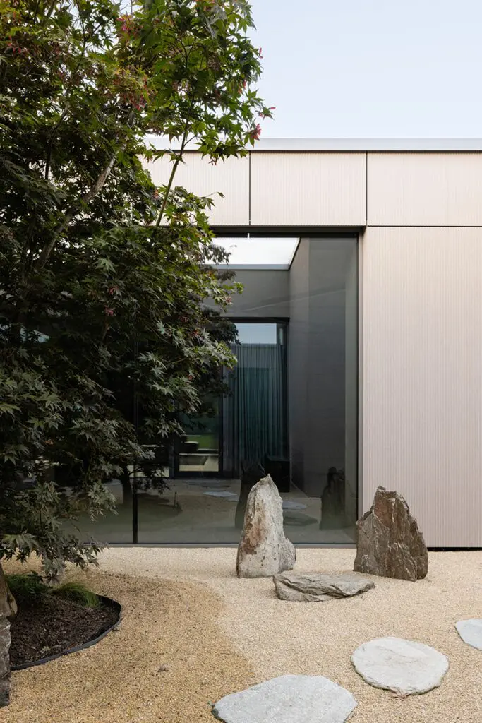 El diseño de esta casa tiene como objetivo abrazar la vida en cada espacio El diseño de esta casa tiene como objetivo abrazar la vida en cada espacio