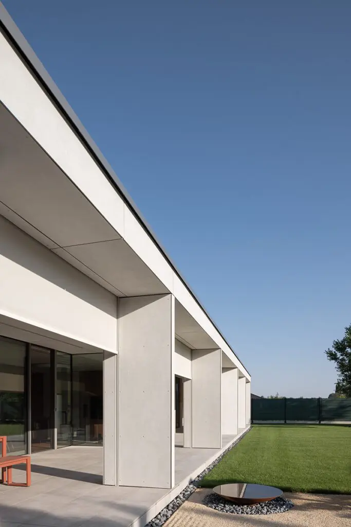 El diseño de esta casa tiene como objetivo abrazar la vida en cada espacio El diseño de esta casa tiene como objetivo abrazar la vida en cada espacio