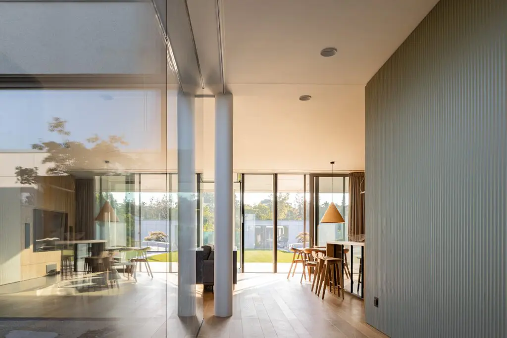 El diseño de esta casa tiene como objetivo abrazar la vida en cada espacio El diseño de esta casa tiene como objetivo abrazar la vida en cada espacio