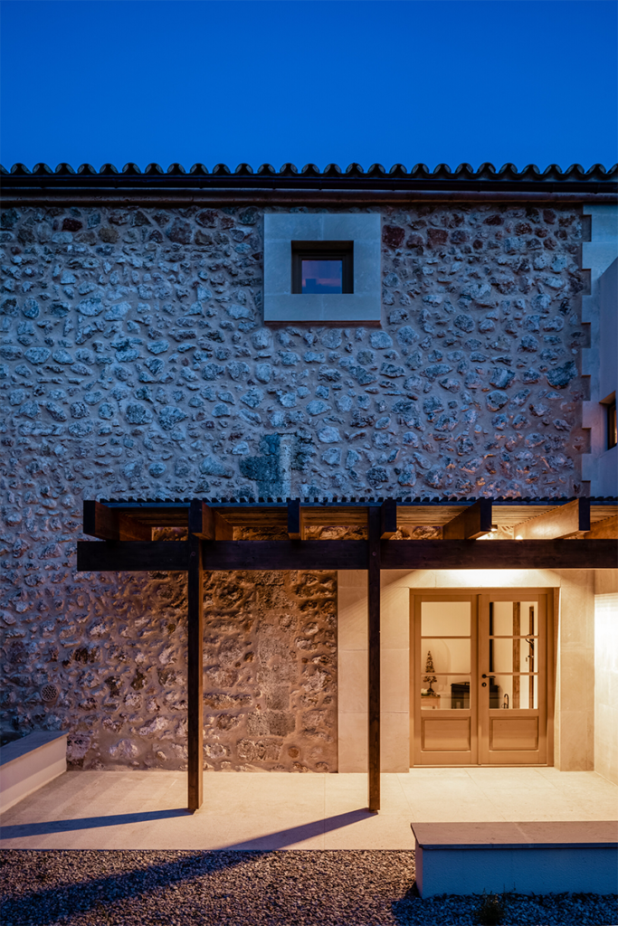 De granja a epicentro cultural: una casa renovada en el corazón de mallorca