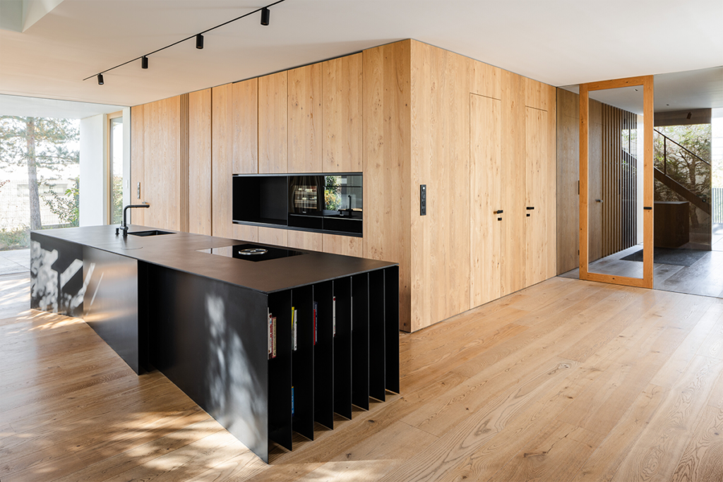 Una casa en eslovaquia con una arquitectura diseñada entre sombras y luz