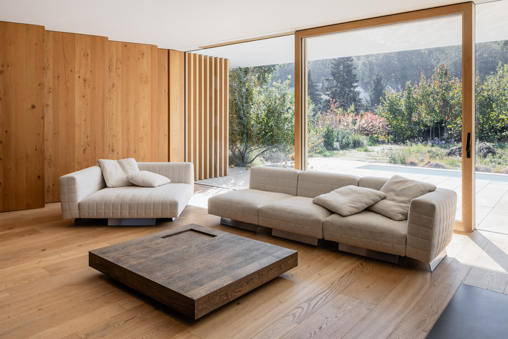 Una casa en eslovaquia con una arquitectura diseñada entre sombras y luz