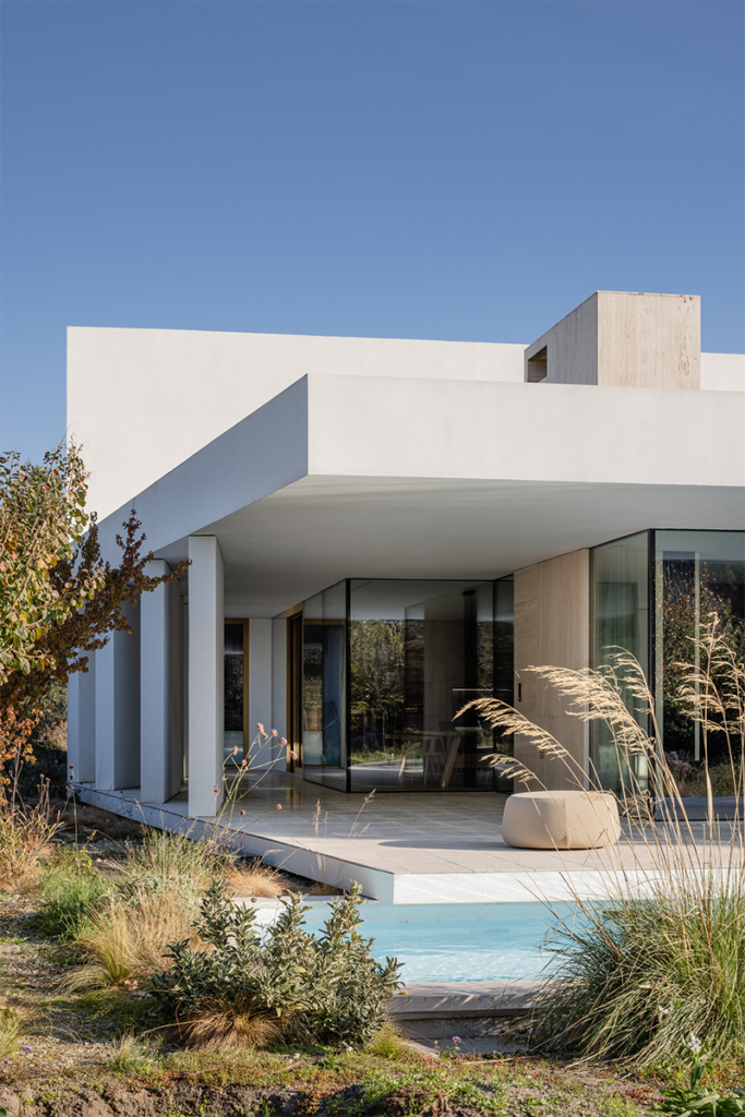 Una casa en eslovaquia con una arquitectura diseñada entre sombras y luz