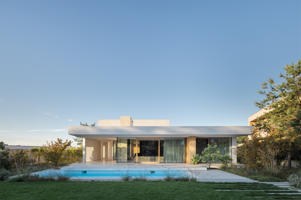 Una casa en eslovaquia con una arquitectura diseñada entre sombras y luz