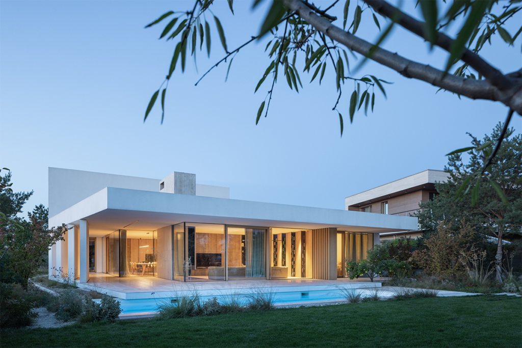Una casa en eslovaquia con una arquitectura diseñada entre sombras y luz