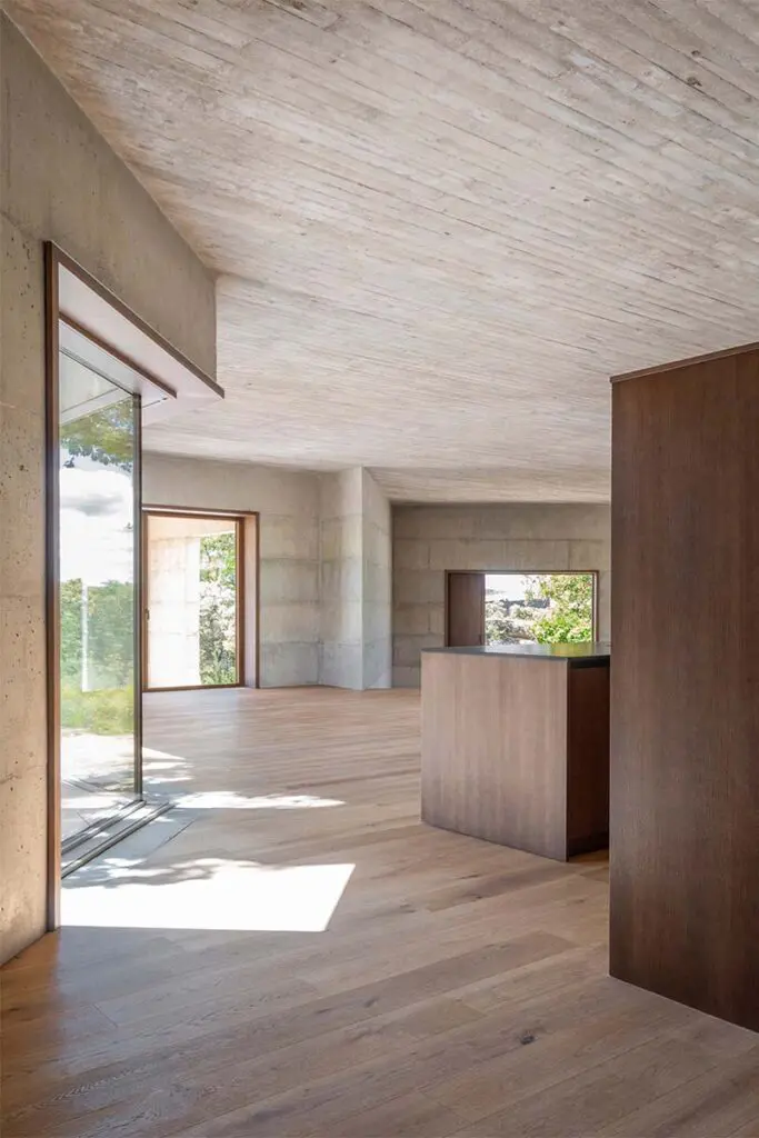 Una casa entre rocas y robles en españa, con una arquitectura cruda y atemporal