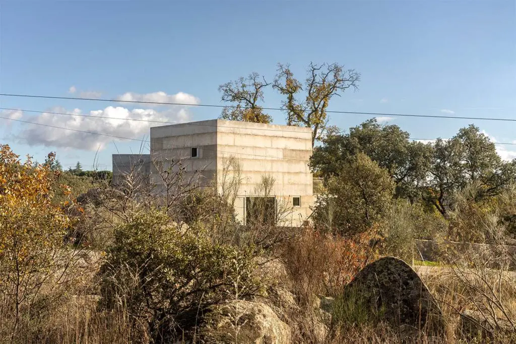 Una casa entre rocas y robles en españa, con una arquitectura cruda y atemporal