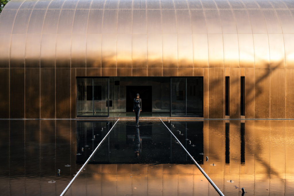 Una bóveda funcional y escultórica: su diseño parece ser el casco de un barco