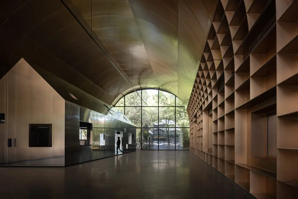 Una bóveda funcional y escultórica: su diseño parece ser el casco de un barco