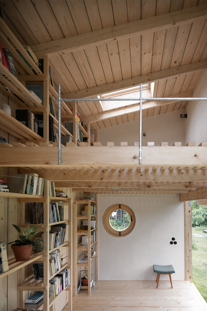 Un pequeño edificio que es un jardín y al mismo tiempo un lugar de reposo