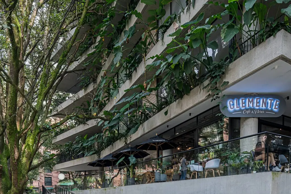 Cuatro edificios en medellín llenos de vegetación que debe conocer