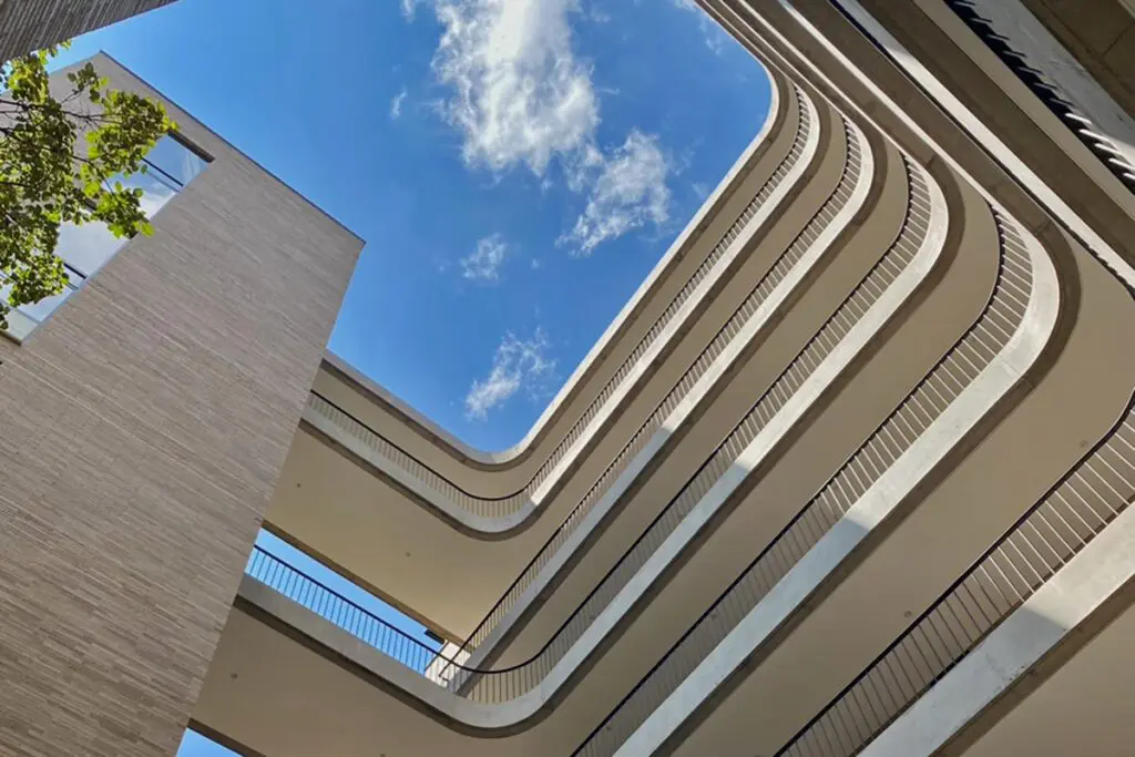 Edificio c36: construido en ladrillo en medio de la naturaleza de medellín