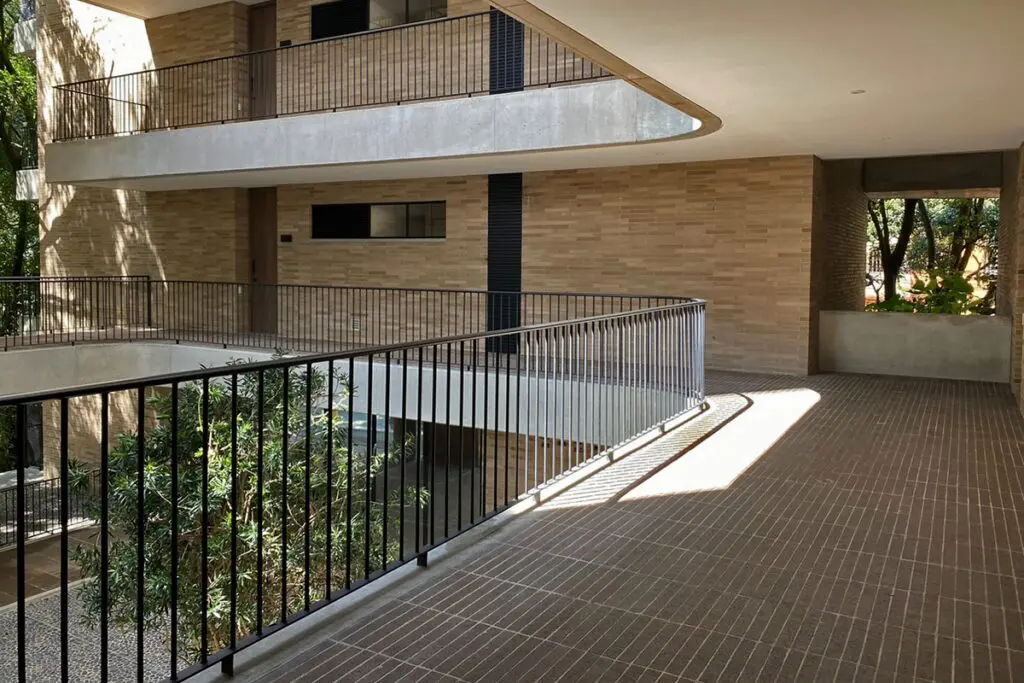 Edificio c36: construido en ladrillo en medio de la naturaleza de medellín