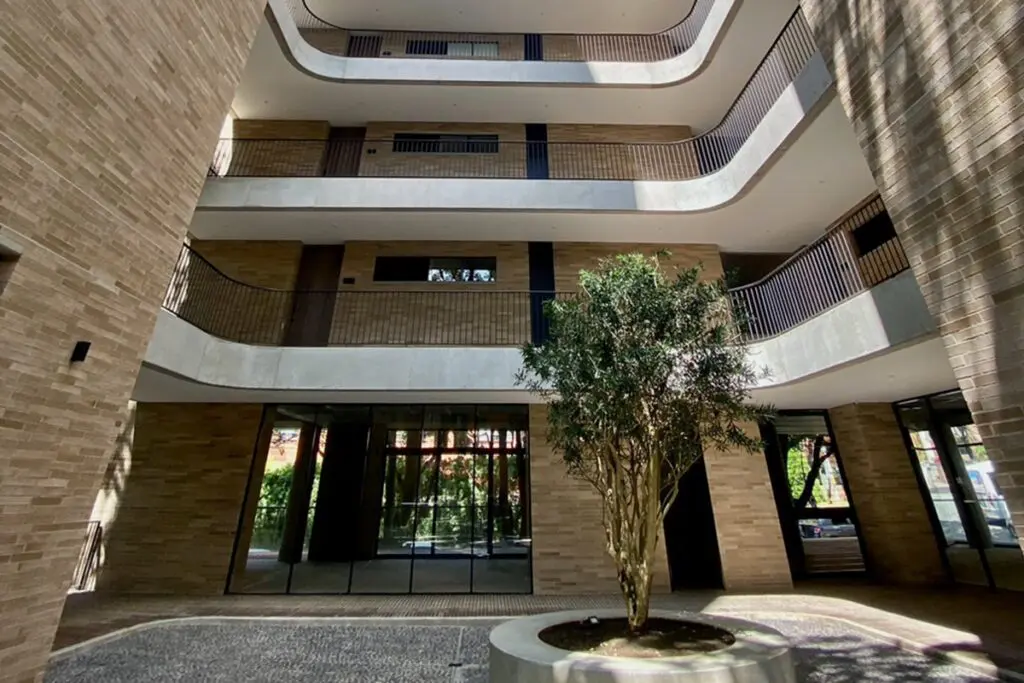 Edificio c36: construido en ladrillo en medio de la naturaleza de medellín