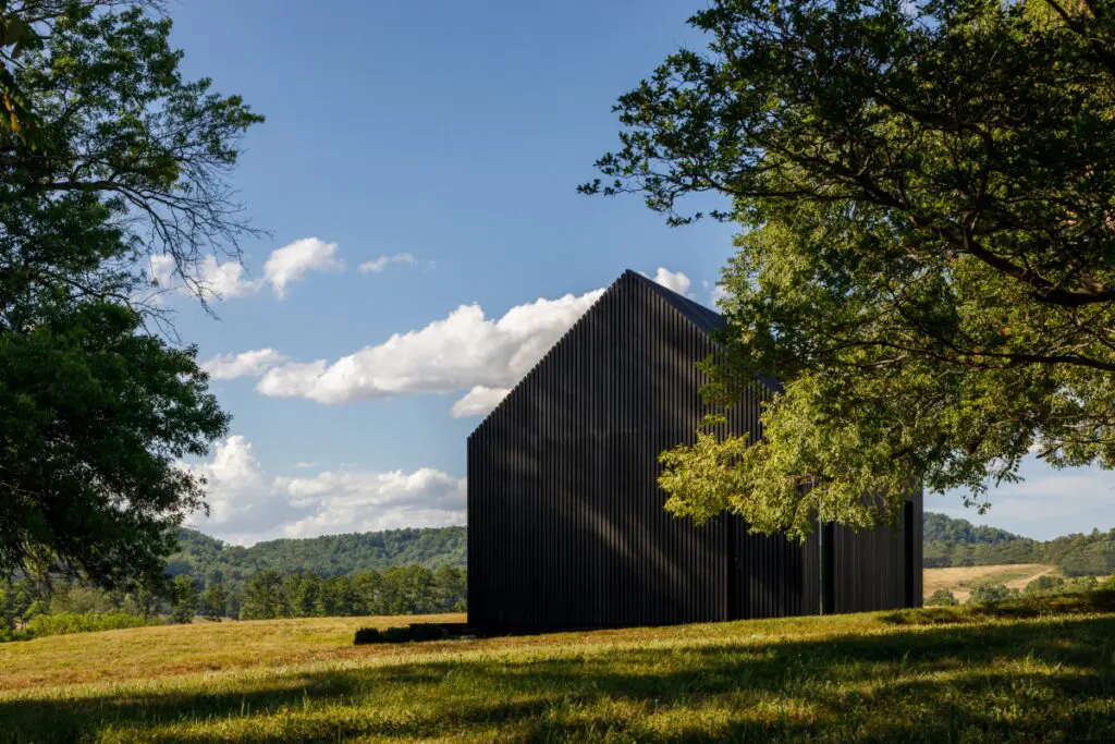 Una cabaña de troncos escondida entre un huerto de manzanos