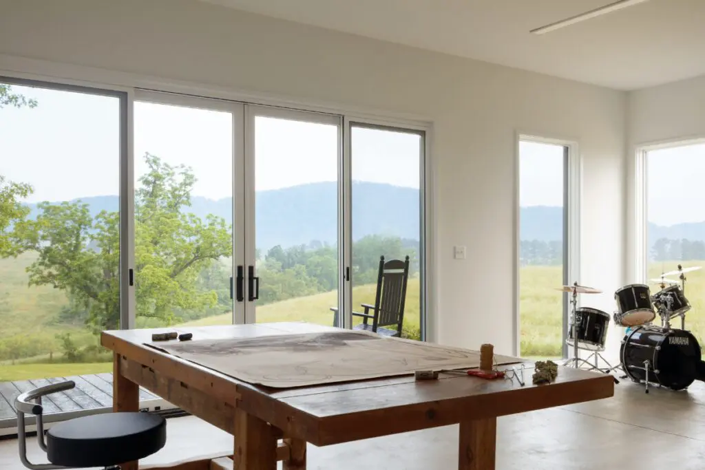 Una cabaña de troncos escondida entre un huerto de manzanos