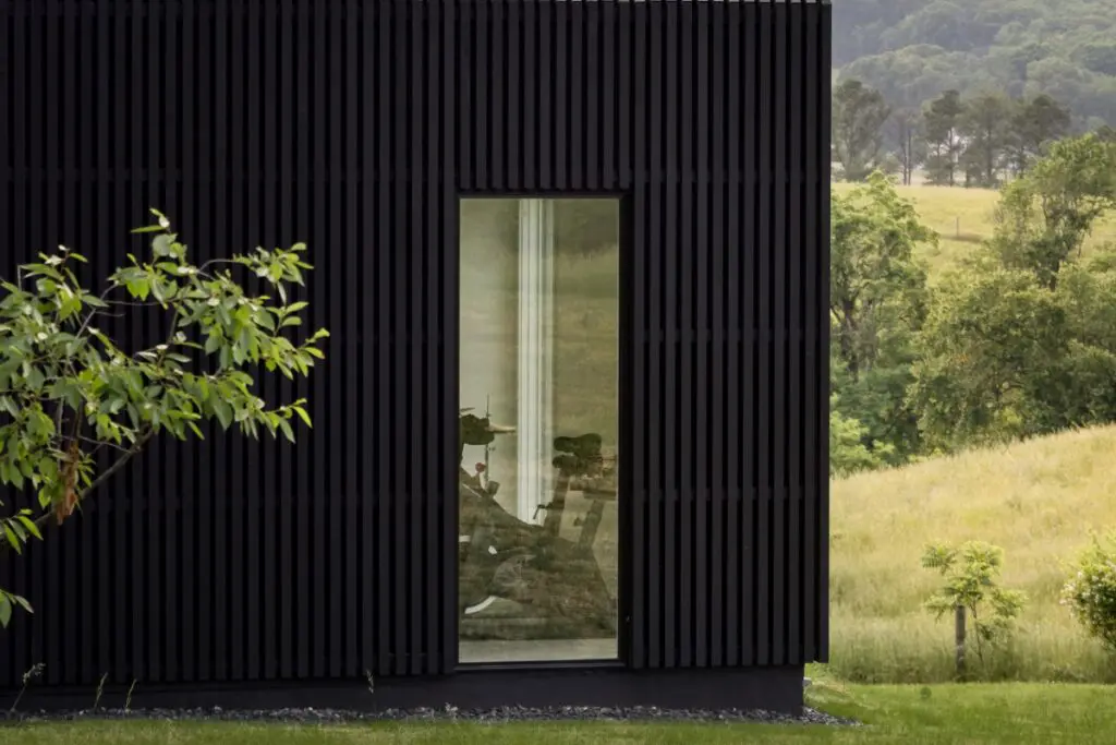 Una cabaña de troncos escondida entre un huerto de manzanos