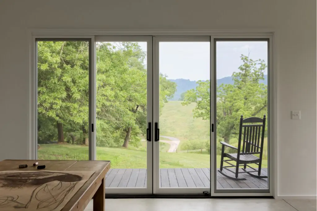 Una cabaña de troncos escondida entre un huerto de manzanos