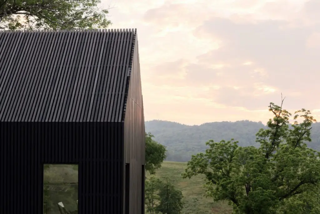 Una cabaña de troncos escondida entre un huerto de manzanos