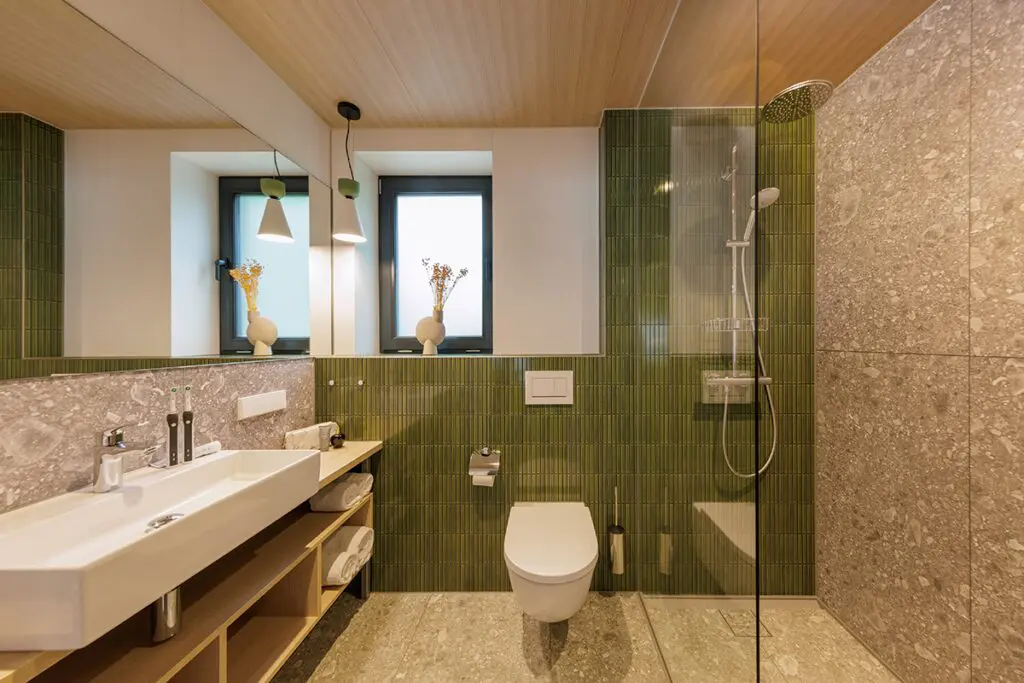 Una cabaña modular con una arquitectura simple y sostenible