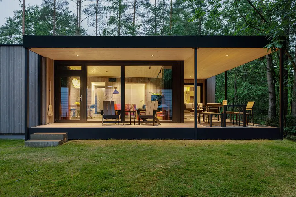 Una cabaña modular con una arquitectura simple y sostenible