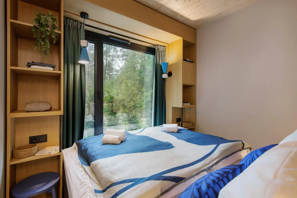 Una cabaña modular con una arquitectura simple y sostenible