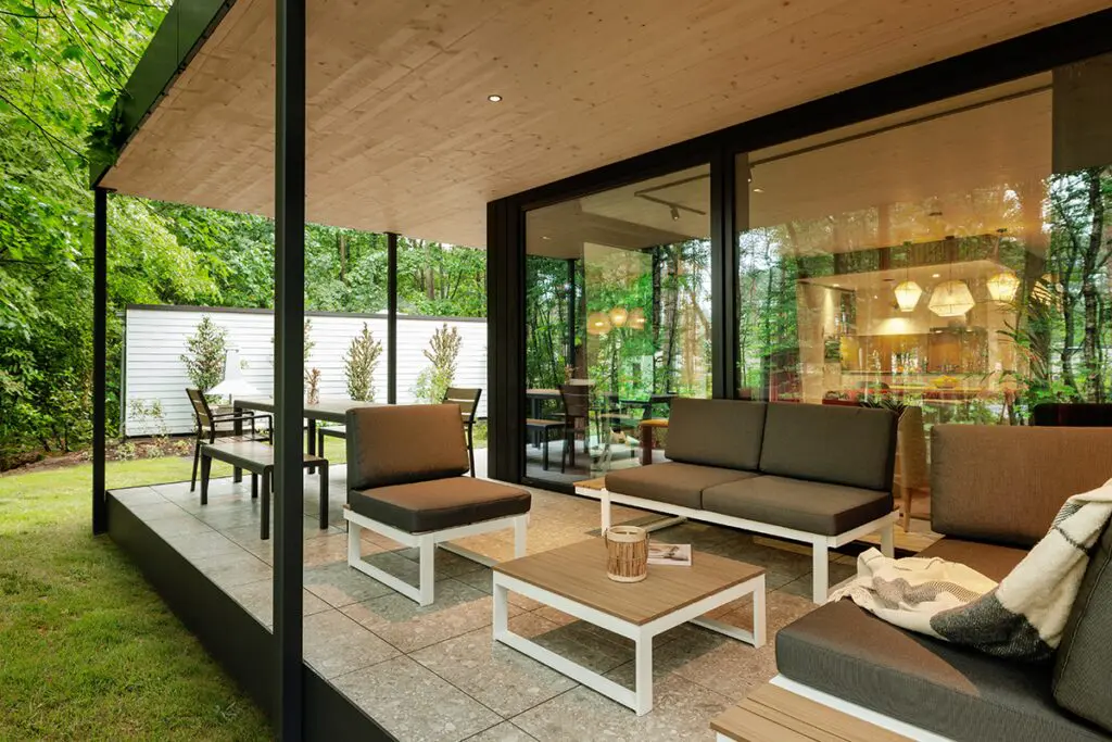 Una cabaña modular con una arquitectura simple y sostenible